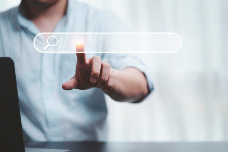 consultor seo toca icono busqueda en el motor de busqueda en google