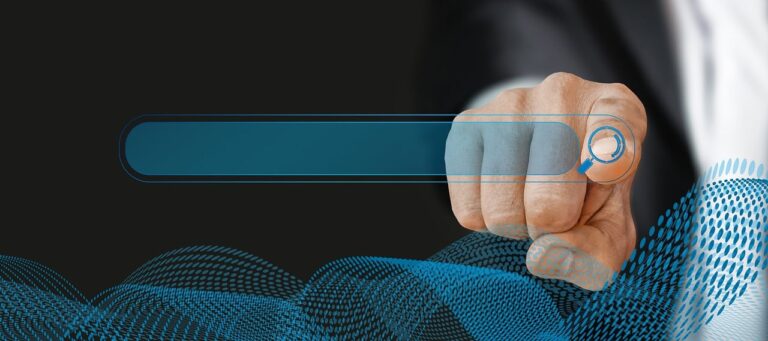 Factores posicionamiento web google 2 persona indicando un buscador